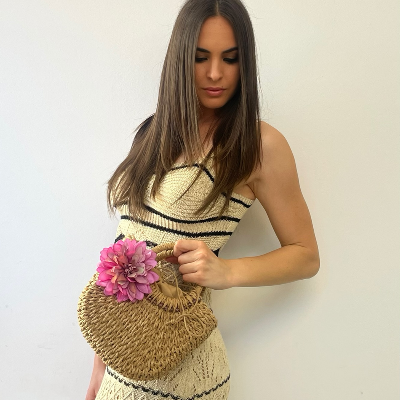 Borsa in rafia con fiore rosa e perline