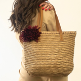Borsa spiaggia in rafia con fiore rosso e perline