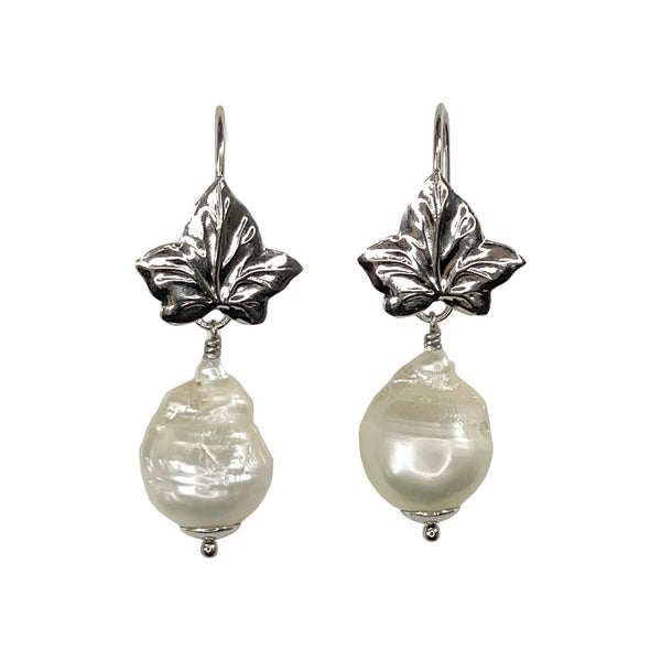 Orecchini in argento con foglia e perla barocca